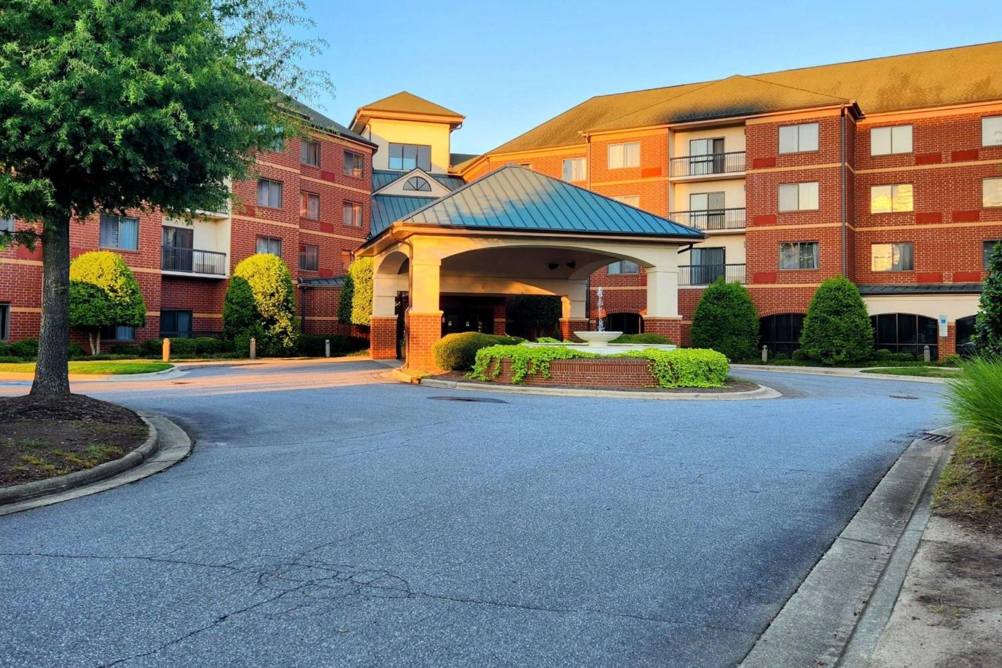 Courtyard By Marriott Hickory Hotel Exterior photo